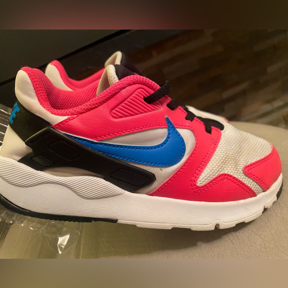 NIKE LD VICTORY YOUTH SIZE 2Y WHITE/HYPER PINK VERY GOOD CONDITION